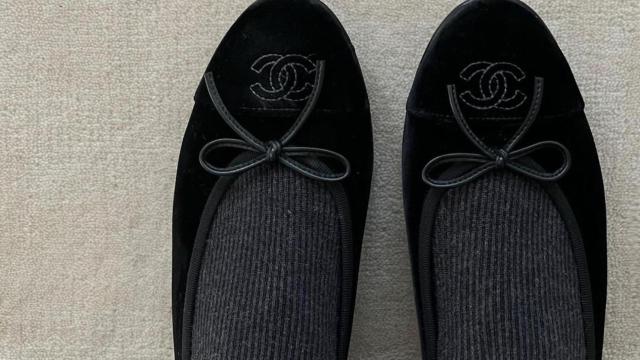 Detalle de las bailarinas Chanel de Mathilde Gøhler.