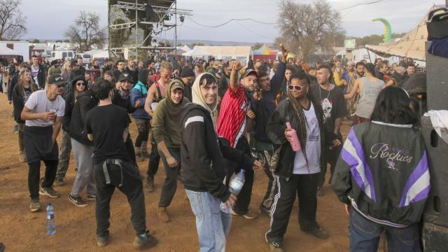 Varios asistentes en la fiesta rave ilegal en La Peza (Granada).