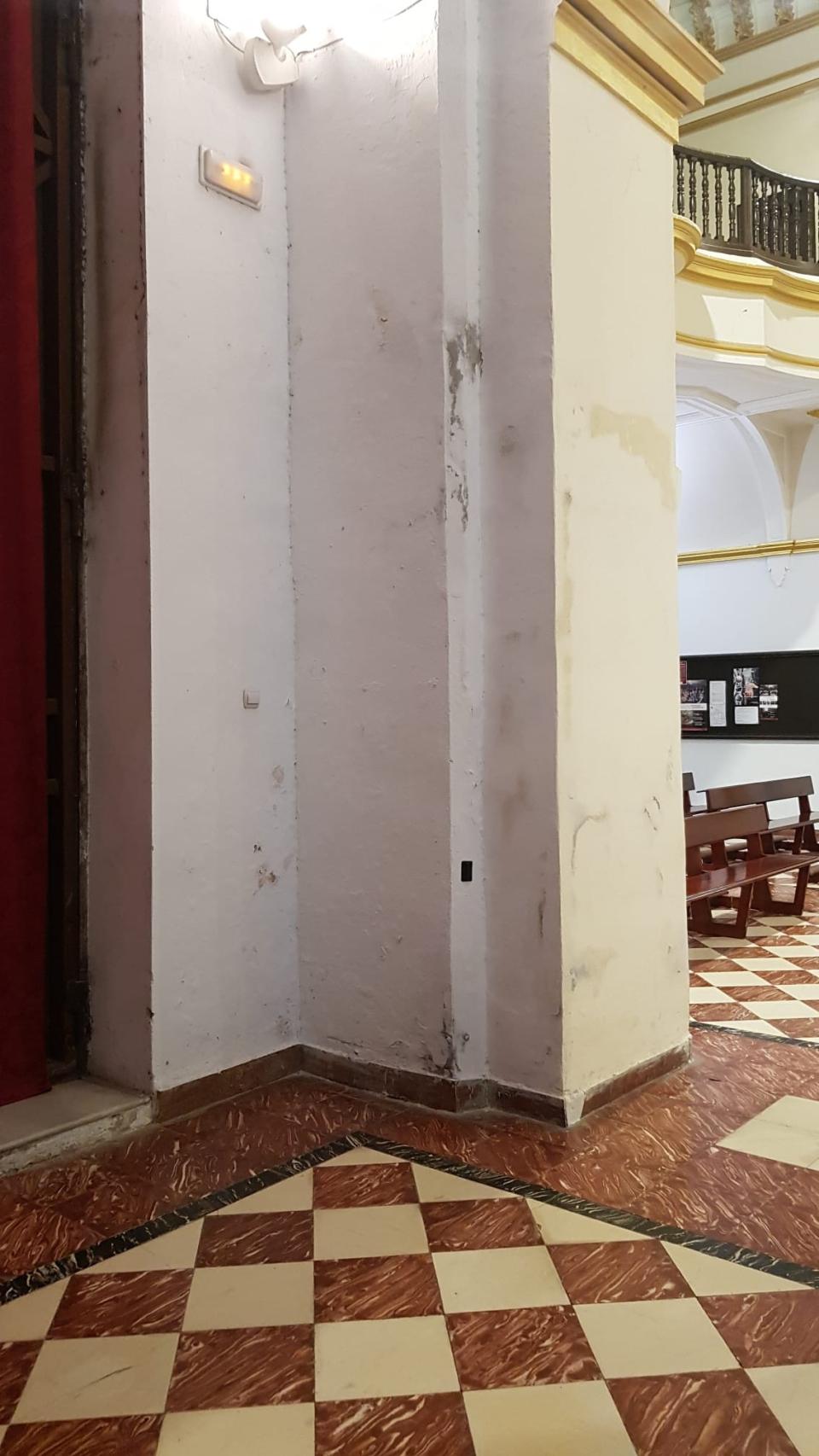 Humedades en el interior de la iglesia.