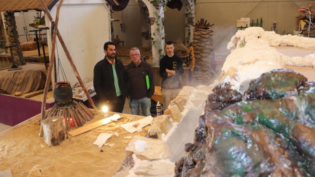 Preparativos cabalagata mutxamel 2023, visita del concejal.