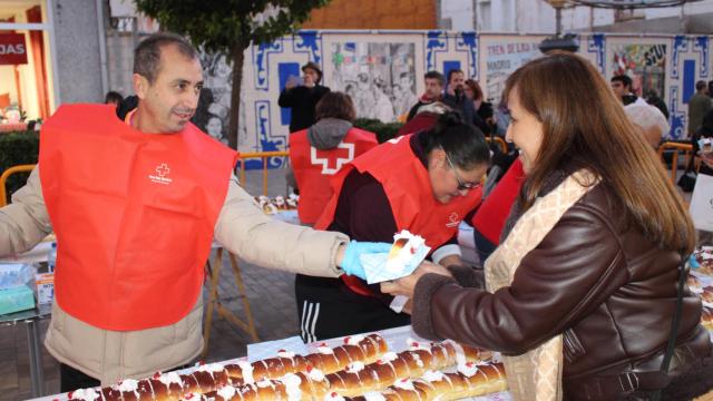 Una ciudadana de Alcázar, dispuesta a degustar el roscón de Reyes solidario.