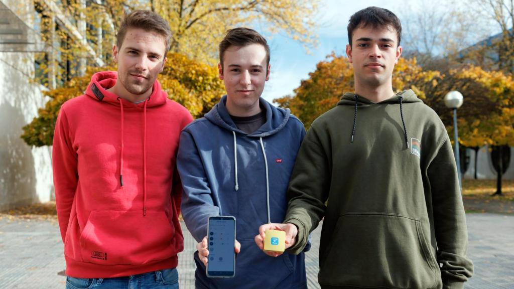 Xabier, Markel y Jesús muestran la aplicación y el router parental.