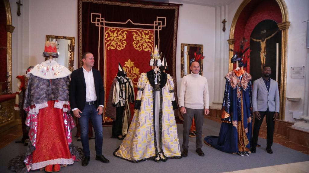 Imagen de los encargados de representar a los Reyes Magos.