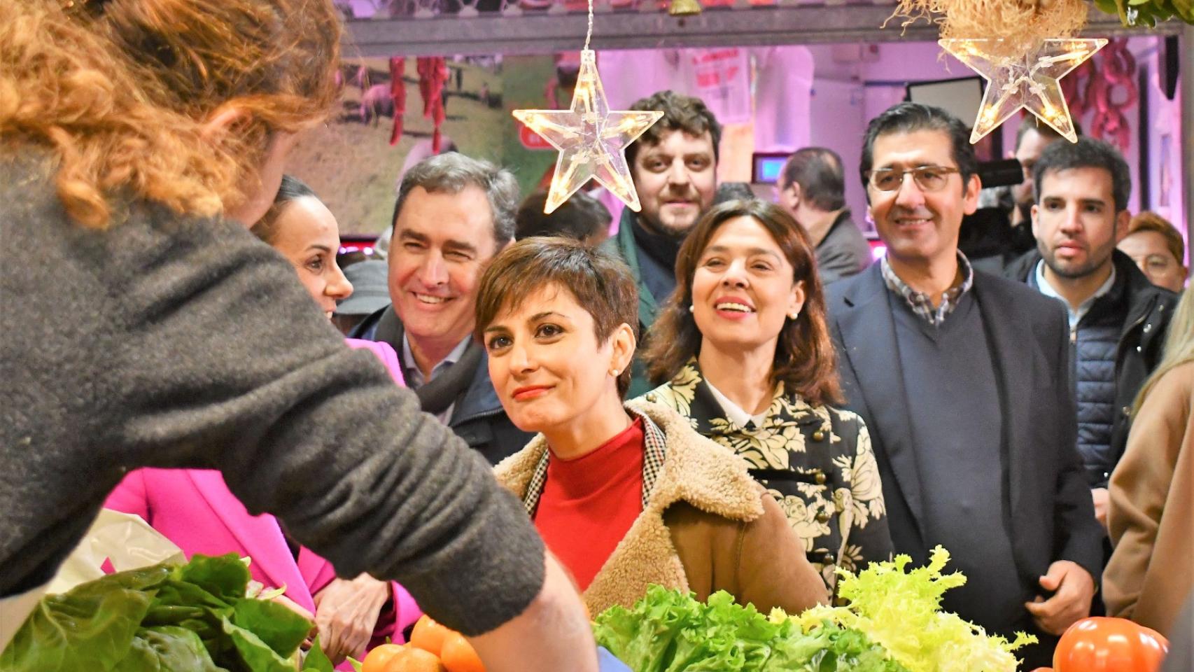 La ministra Isabel Rodríguez, este miércoles en el mercado de Ciudad Real.