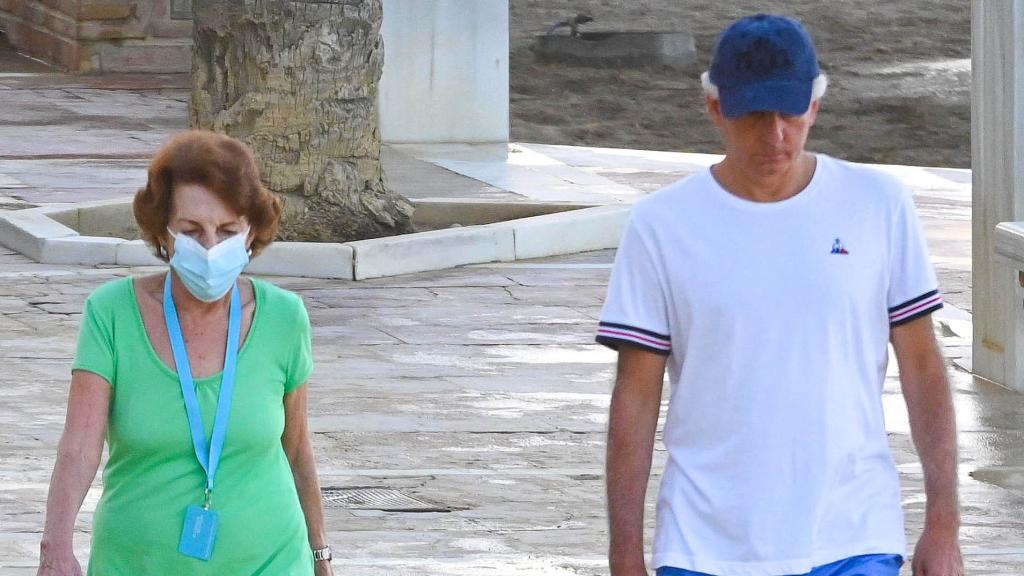 Patricia Llosa paseando junto a un amigo por las calles de Marbella, en agosto de 2021.