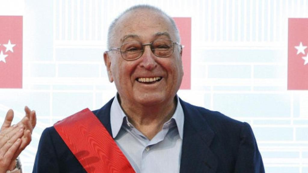 El sindicalista Nicolás Redondo Urbieta recibe la Gran Cruz de la Orden del Dos de Mayo de manos de la expresidenta de la Comunidad de Madrid, Esperanza Aguirre.
