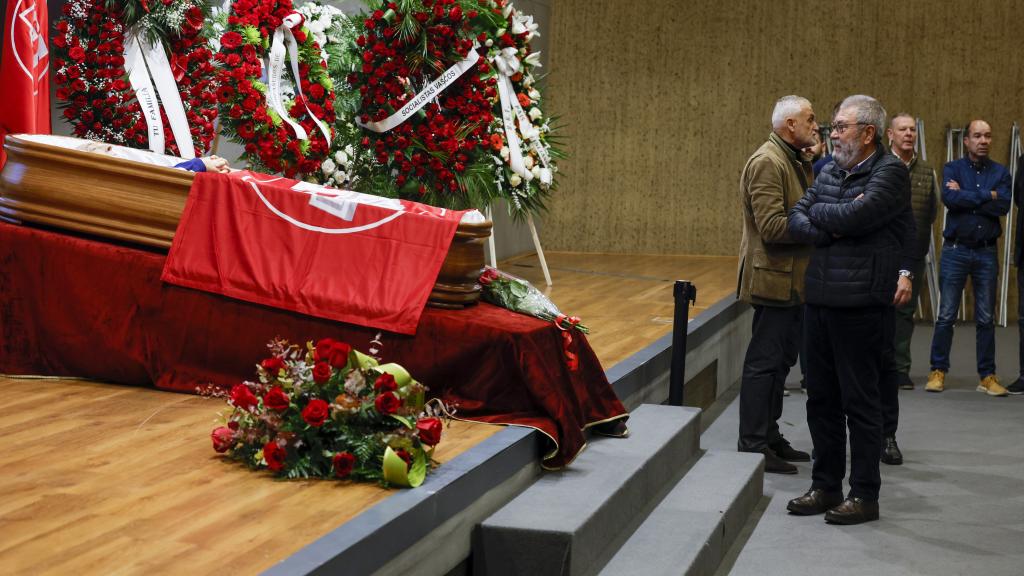 El exsecretario general de UGT, Cándido Méndez, en la capilla ardiente de Nicolás Redondo Urbierta, ayer en la sede de UGT.