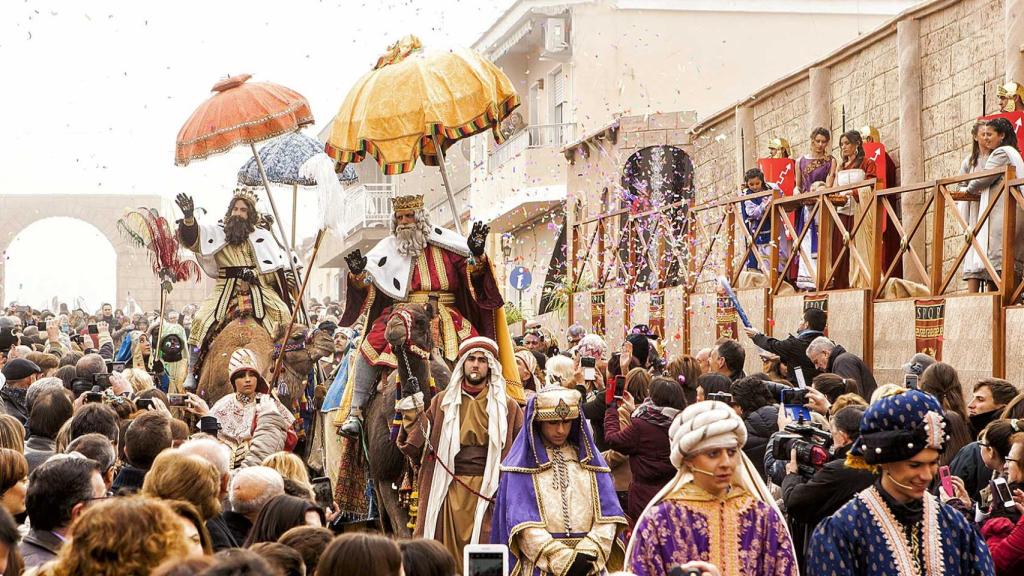 Los vecinos son los actores y las calles del diminuto pueblo se llenan de turistas y curiosos.