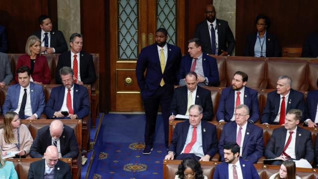 El congresista Byron Donalds en el pasillo de la Cámara de Representantes de Estados Unidos.