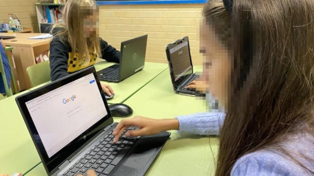 Dos alumnas durante la clase impartida por el profesor Raúl Diego.