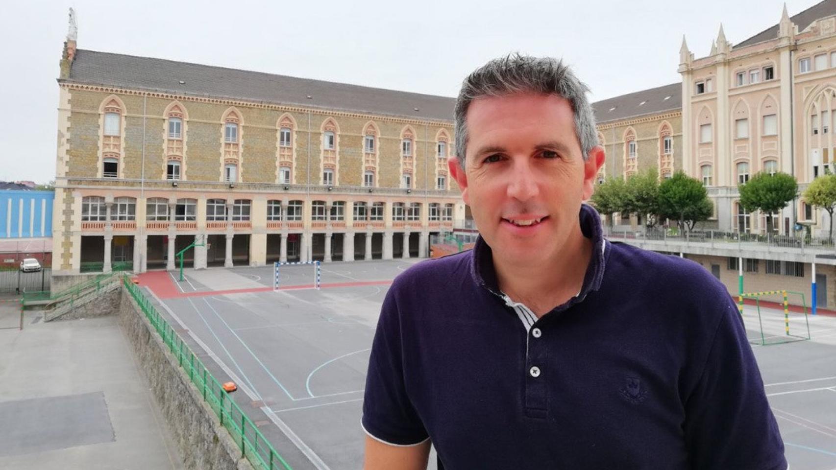 Raúl Diego a las puertas del Colegio Salesianos de Santander.