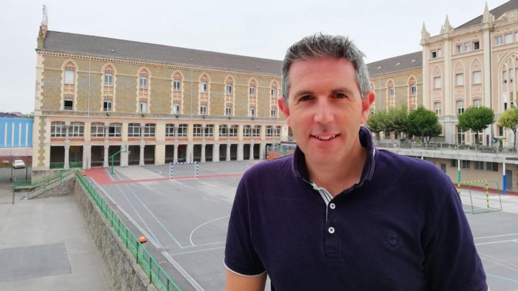 Raúl Diego a las puertas del Colegio Salesianos de Santander.