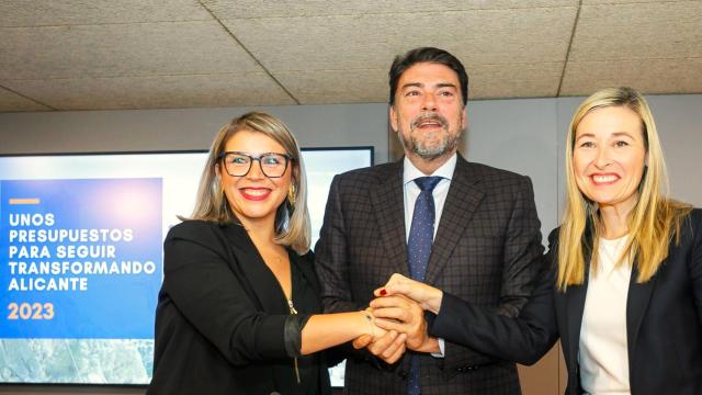 Mari Carmen Sánchez, Luis Barcala y Lidia López, en la presentación del presupuesto de Alicante.