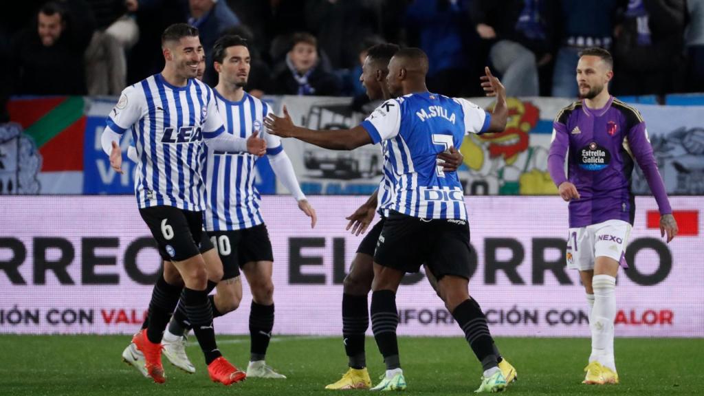 Los jugadores del Alavés celebran el gol