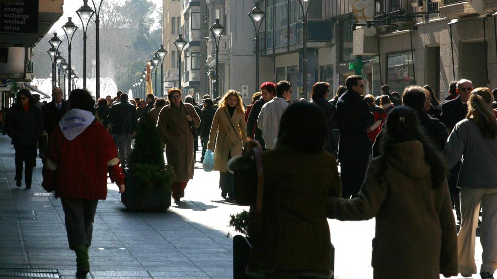 Viandantes por la calle Santiago de Valladolid