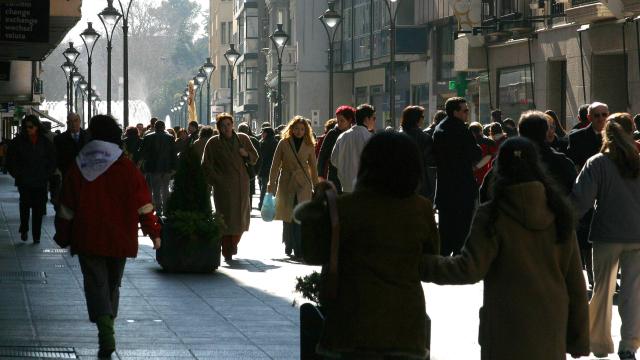 Viandantes por la calle Santiago de Valladolid