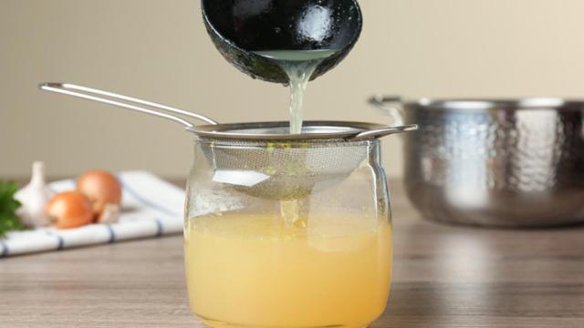 Receta de caldo de pollo y verduras.