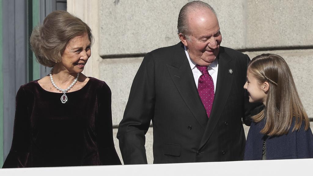 La princesa Leonor junto a sus abuelos en el aniversario de la Constitución de 2018.