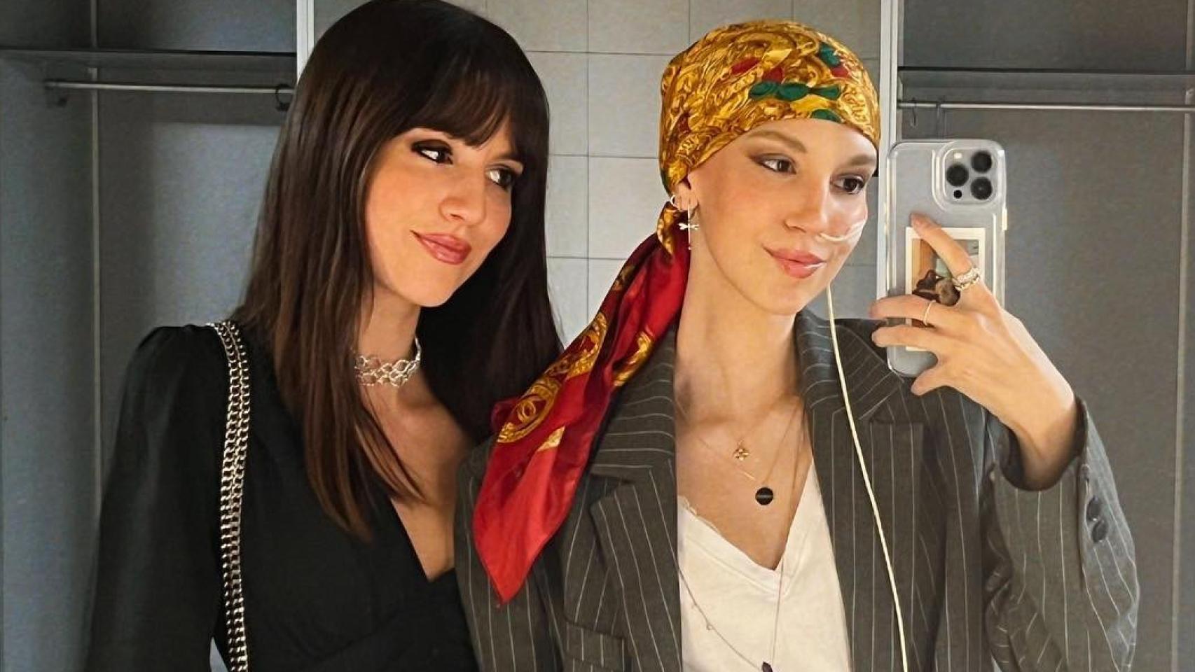 Emi junto a su hermana, Elena Huelva.