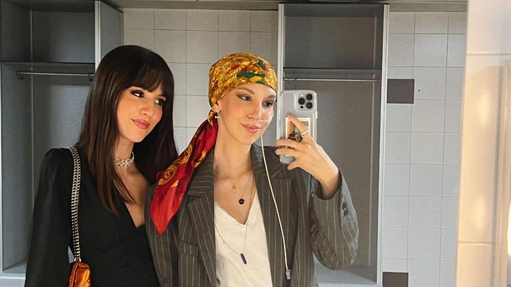 Emi junto a su hermana, Elena Huelva.