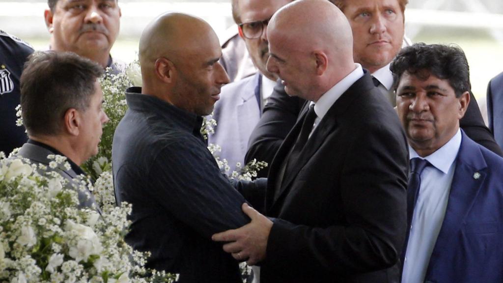 Edinho, hijo de Pelé, saluda a Gianni Infantino, presidente de la FIFA, durante el velatorio de 'O Rei'