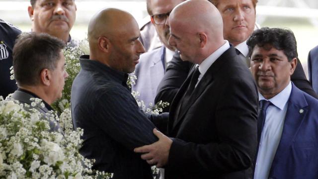 Edinho, hijo de Pelé, saluda a Gianni Infantino, presidente de la FIFA, durante el velatorio de 'O Rei'
