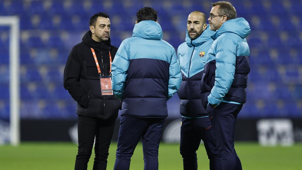 Xavi Hernández dialoga junto al resto de sus ayudantes