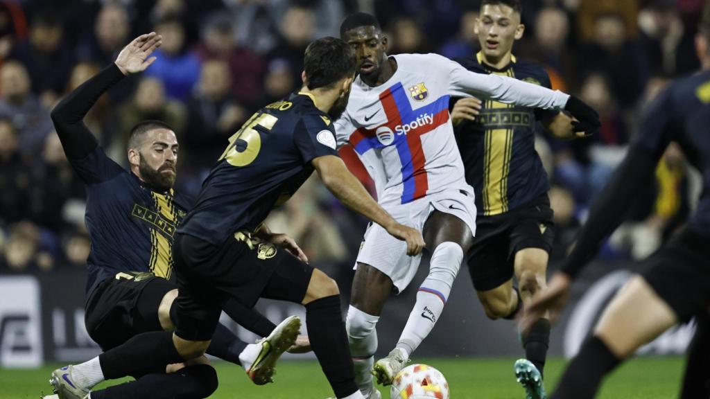 Ousmane Dembélé, rodeado de defensores del CF Intercity