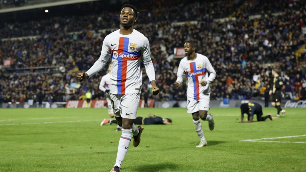 Ansu Fati su gol en Copa del Rey ante el Intercity con Dembélé de fondo.