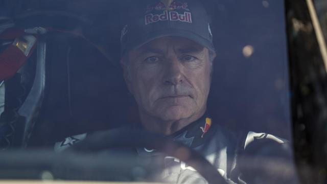 Carlos Sainz dentro de su Audi RS Q e-tron E2 durante el Rally Dakar 2023