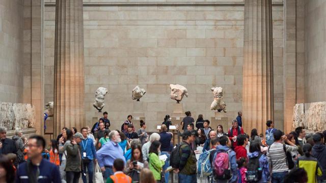 Visitantes del Museo Británico en la sala de los mármoles del Partenón.