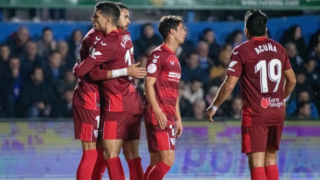 Los jugadores del Sevilla, celebrando uno de los goles de En-Nesyri al Linares