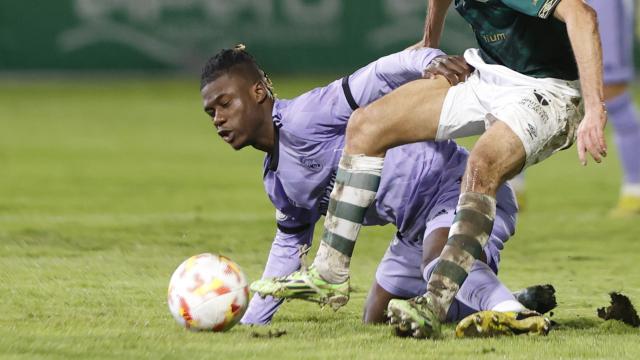 Camavinga y Samu Manchón, del Cacereño, durante el partido de Copa del Rey