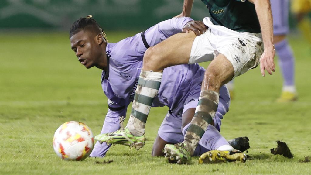 Camavinga y Samu Manchón, del Cacereño, durante el partido de Copa del Rey