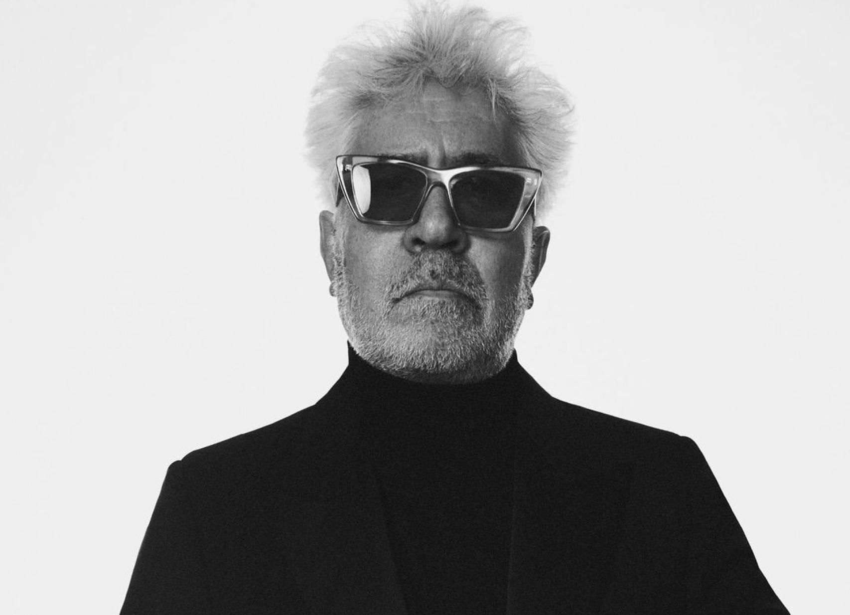 Pedro Almodóvar fotografiado por David Sims⁣ para Saint Laurent.