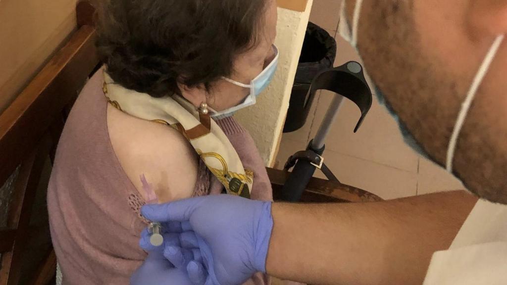 Una persona mayor siendo vacunada contra el coronavirus.