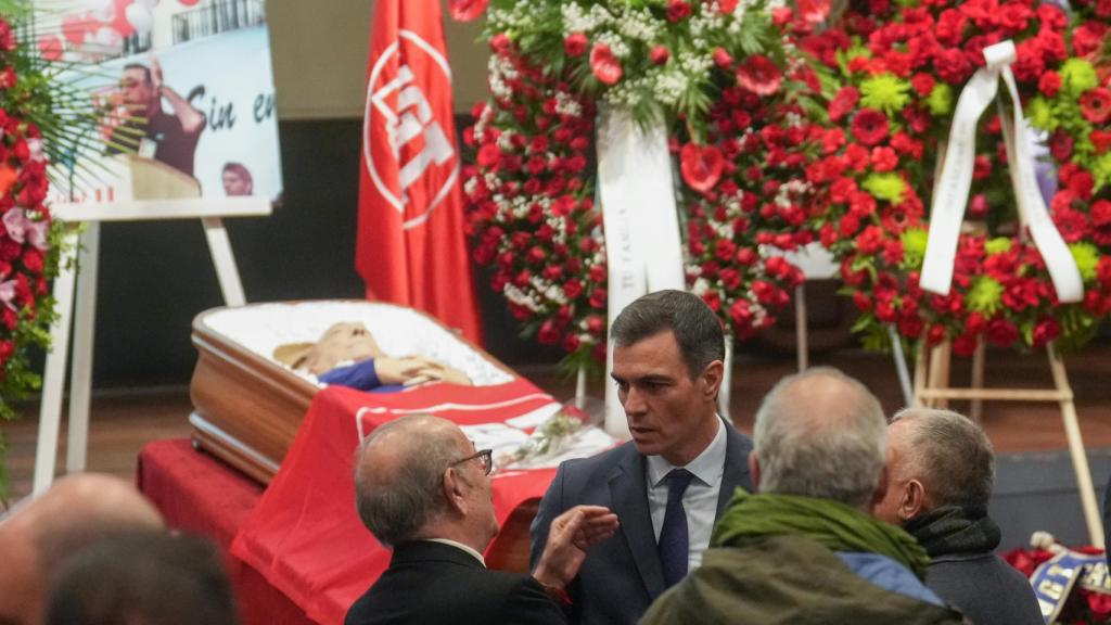 Pedro Sánchez en la capilla ardiente de Nicolás Redondo, el miércoles en la sede de UGT.