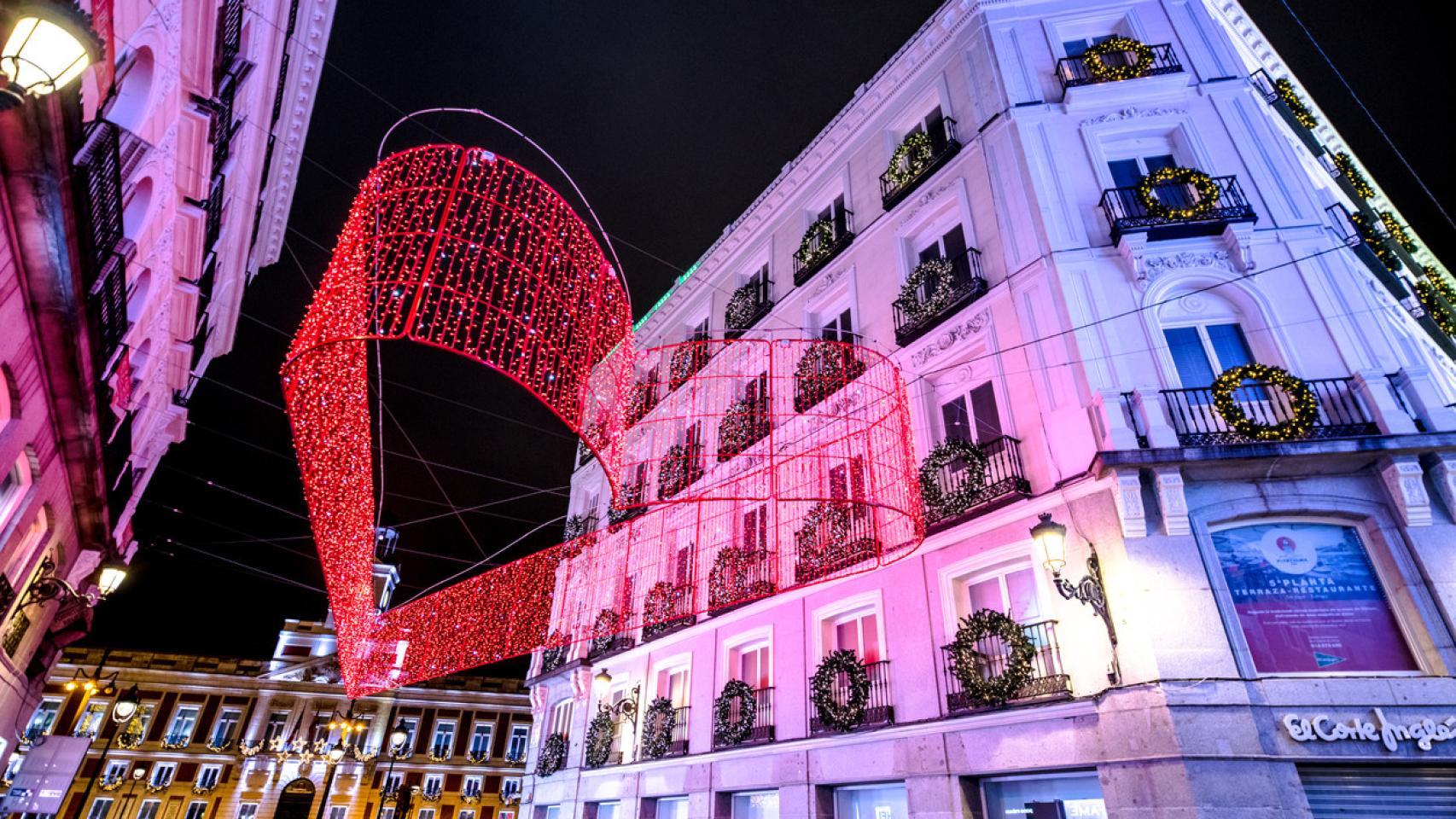Iluminación de corazón en la calle Preciados de Madrid
