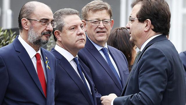 De izquierda a derecha: el presidente de Aragón, Javier Lambán; el de Castilla-La Mancha, Emiliano García-Page; el de la Comunidad Valenciana, Ximo Puig, y el de Extremadura, Guillermo Fernández Vara.