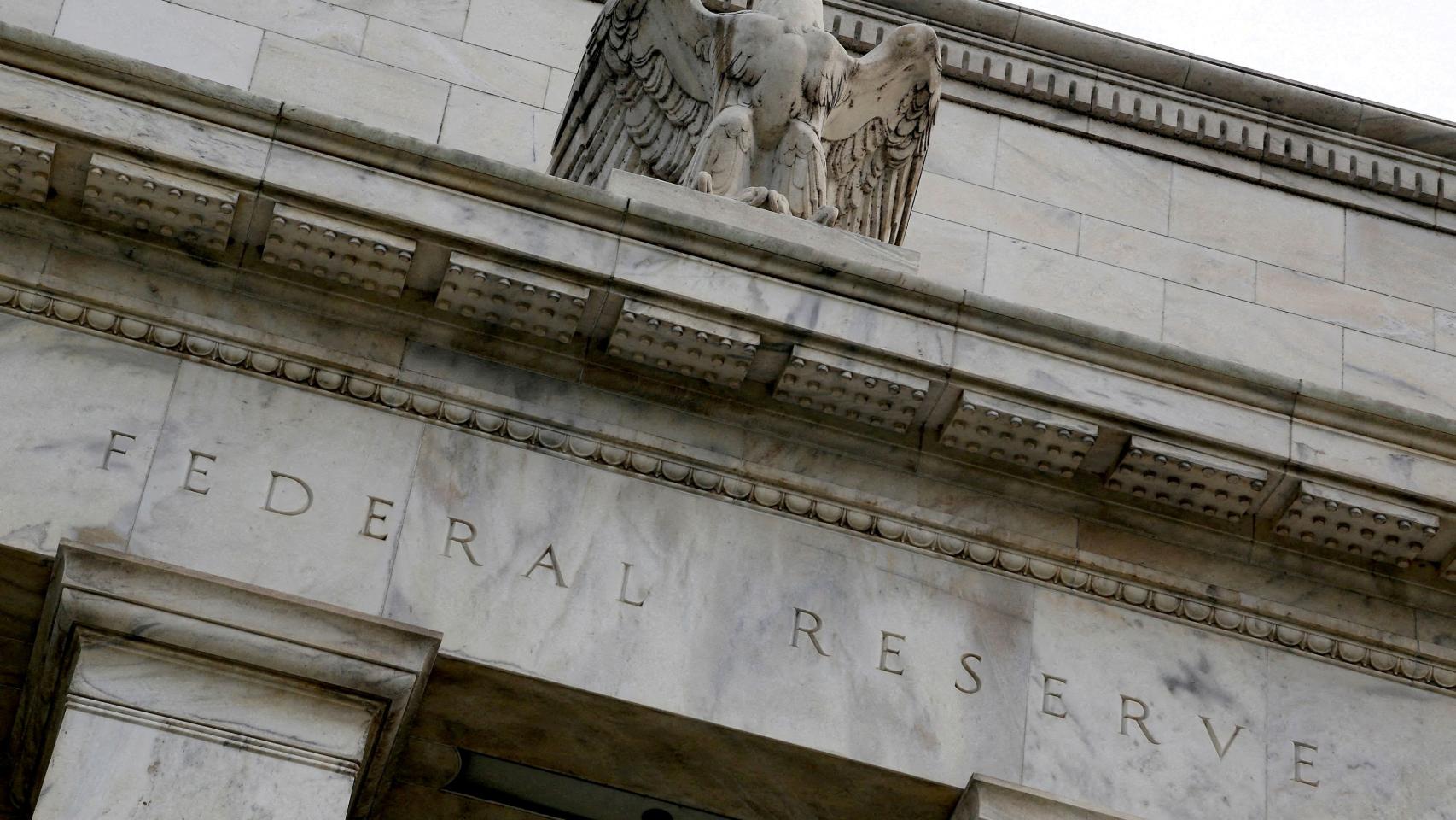 Un águila en la entrada de la sede de la Reserva Federal en Washington.