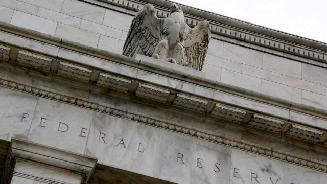Un águila en la entrada de la sede de la Reserva Federal en  Washington.