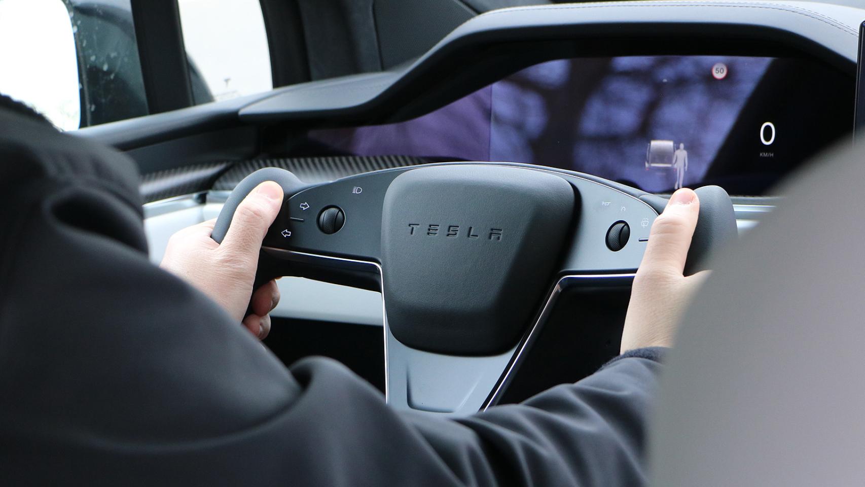 Este Tesla Model X cuenta con un volante de tipo 'yoke', sin aro por la parte superior.