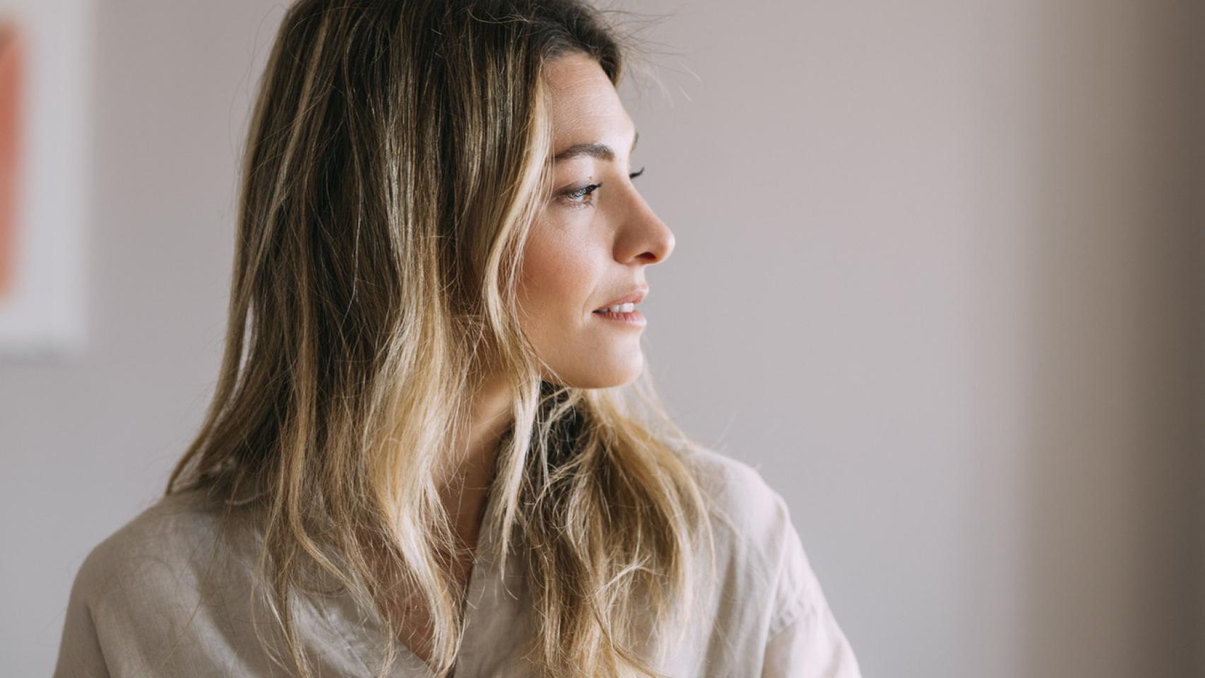 Una mujer, reflexionando.
