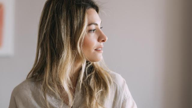 Una mujer, reflexionando.