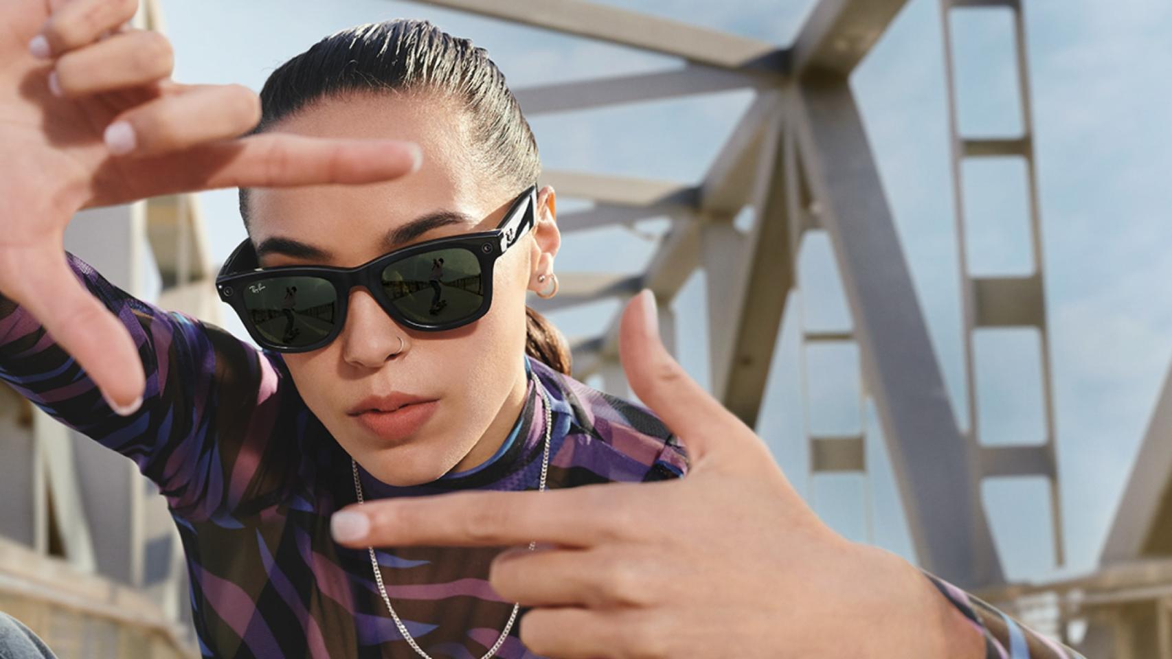 Una modelo luce las Ray-Ban Stories.