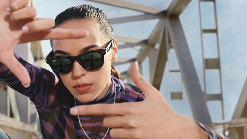 Una modelo luce las Ray-Ban Stories.