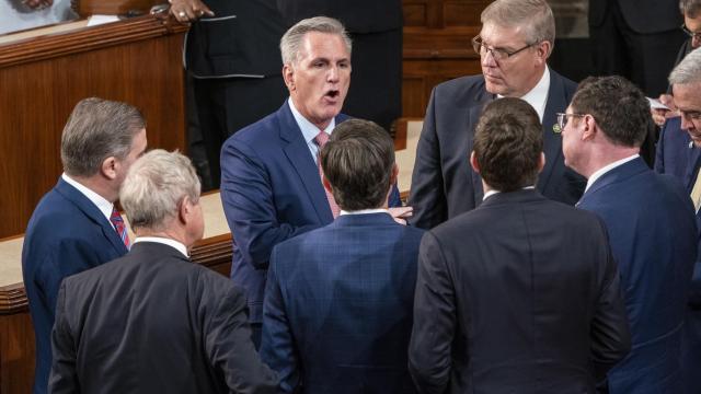 Kevin McCarthy habla con compañeros sobre los resultados de la segunda votación para presidente de la Cámara.