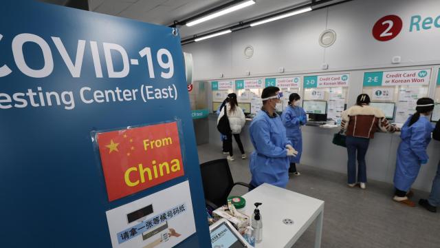 Viajeros procedentes de China se someten a pruebas de Covid-19 a su llegada a Corea del Sur.