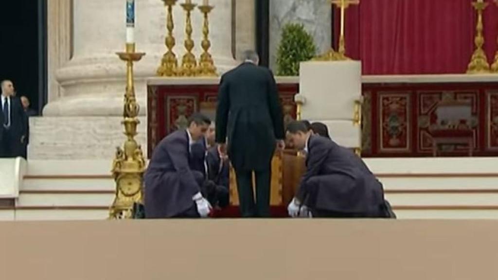 Imagen del féretro de Benedicto XVI en San Pedro.