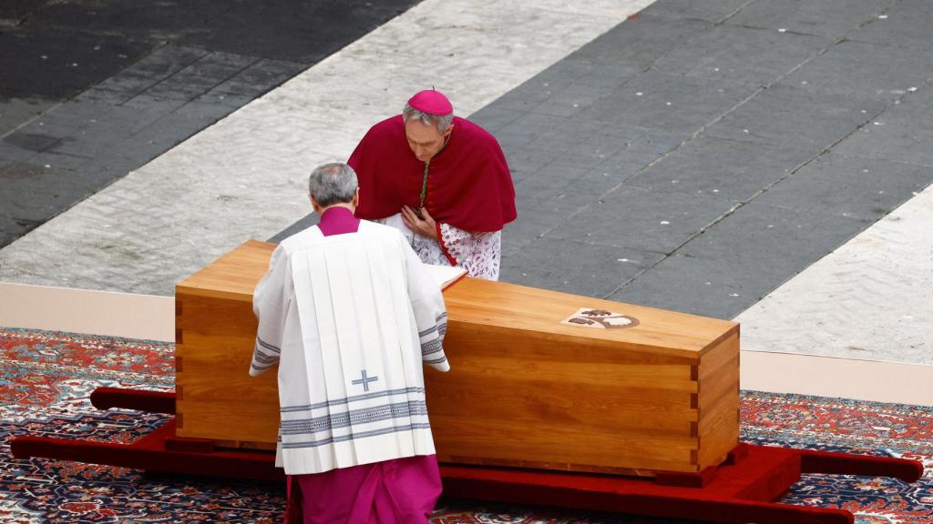 Colocan unos Evangelios abiertos sobre el féretro de Benedicto XVI.